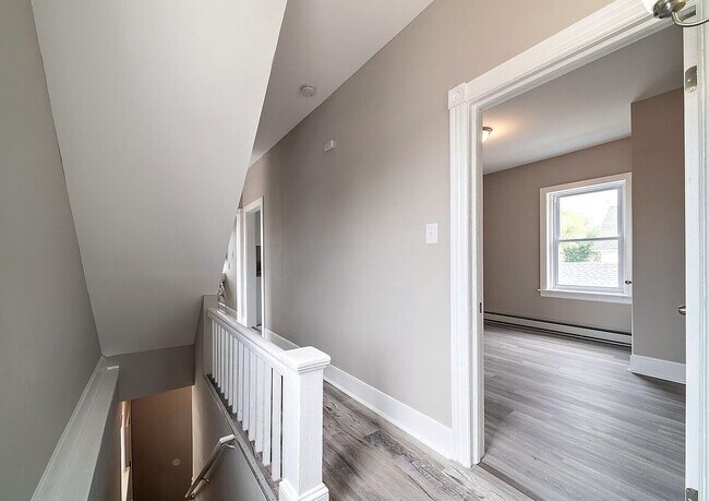 Building Photo - "Charming 3-Bedroom Haven with Elegant Gra...