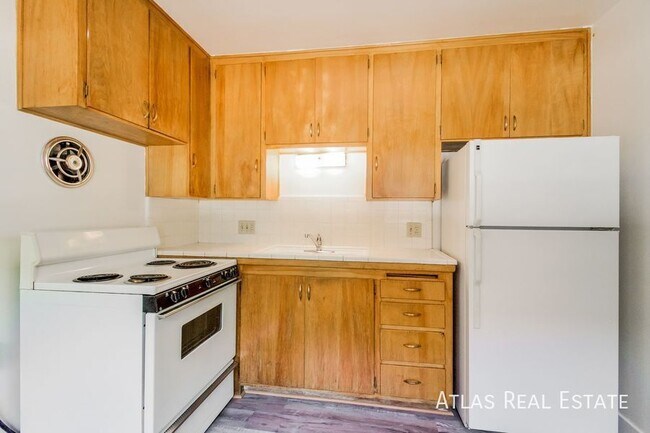 Building Photo - 1363 Emery St W