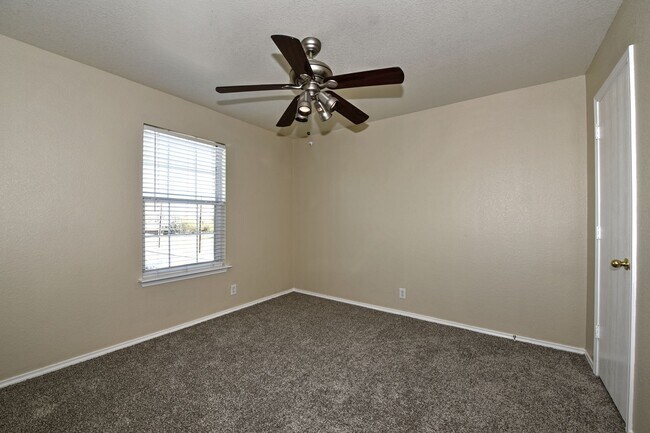 Building Photo - 4 Bedrooms!!!!! 2.5 bath and 2 attached ca...