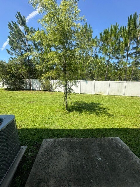Building Photo - Modern 3 Bedroom Townhome Near River City Marketplace