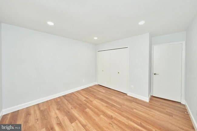 Building Photo - 9900 Kingsbridge Dr
