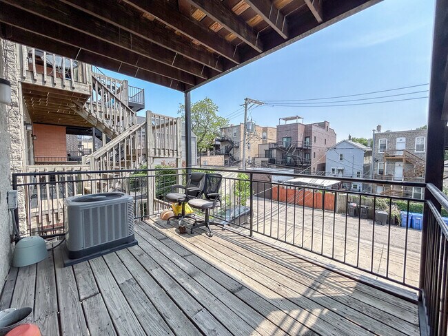 Building Photo - 1345 W Walton St