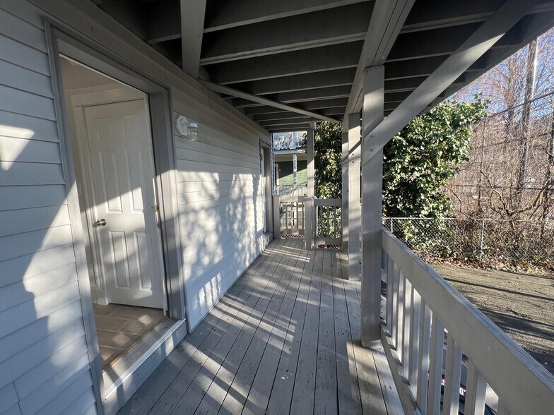 Building Photo - 10 Cady Ave