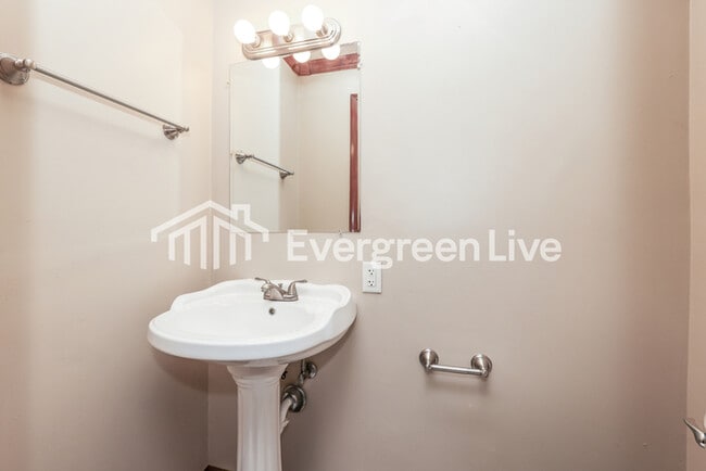 Building Photo - 1101 Rossiter Dr