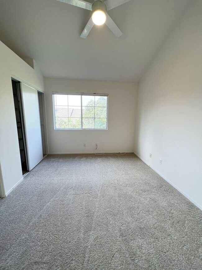 Building Photo - Large Townhome - 3 Bed/ 3 Bath with 2 car garage in Carmel Valley!