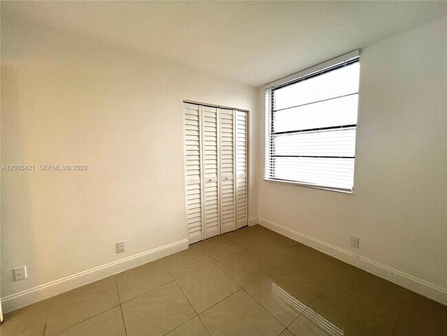 Building Photo - 210 Lake Pointe Dr