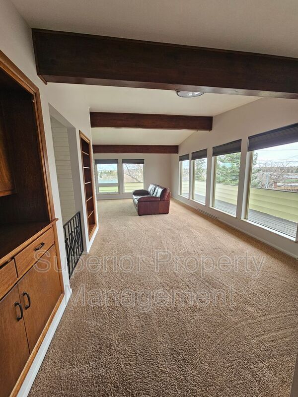 Building Photo - 610 Vista Ln