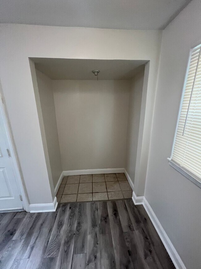Building Photo - Beautiful 3 Bedroom 1 Bathroom Home