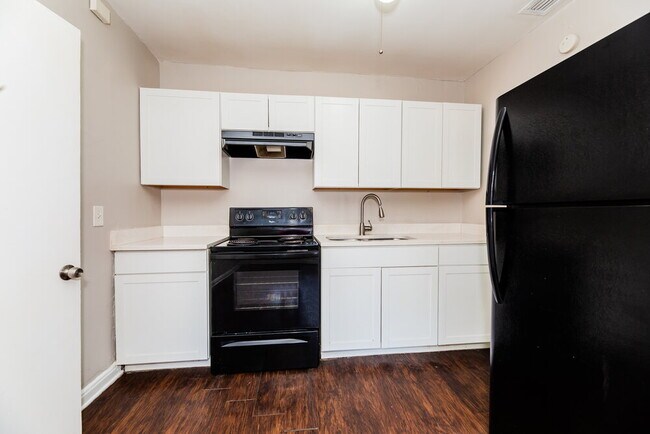 Building Photo - 961 Kenmore St