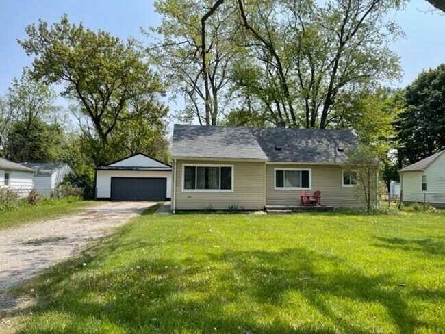 Building Photo - ADORABLE 3 BED 1.5 BATH BUNGALOW -----DEERING ST.