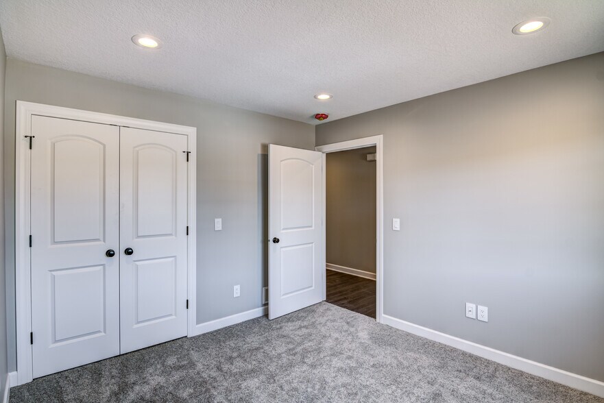 Building Photo - 1303 Blue Jay Pl