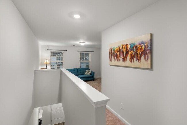 Building Photo - Newer home with Community Pool!