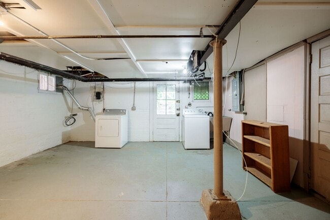 Building Photo - 3 Bedroom Home off of Patterson Ave **Avai...