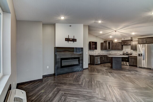 Building Photo - Private Entry! 2 Bed, 2 Bath $500 Deposit!