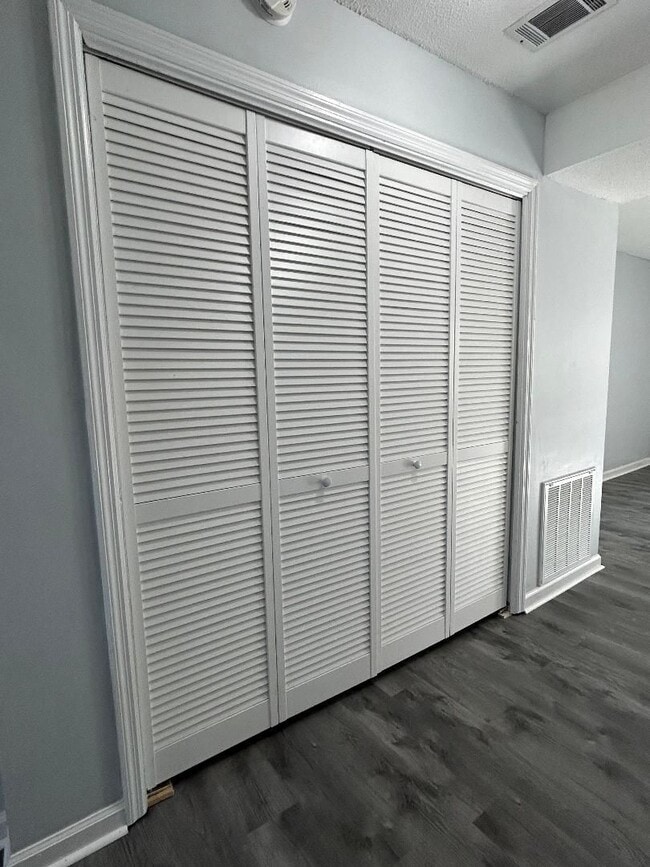 Building Photo - Spacious 3 bed Town Home!
