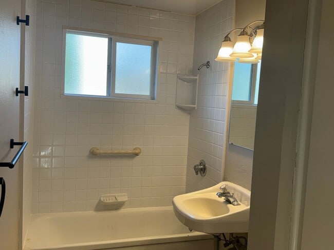 Building Photo - 3 Bedroom home