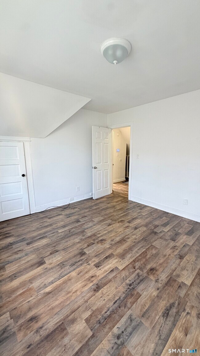 Building Photo - 466 Hollister Ave
