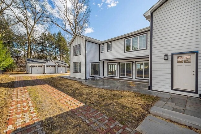 Building Photo - 5 Bed 5 Bath Single Family Home in Edgeworth