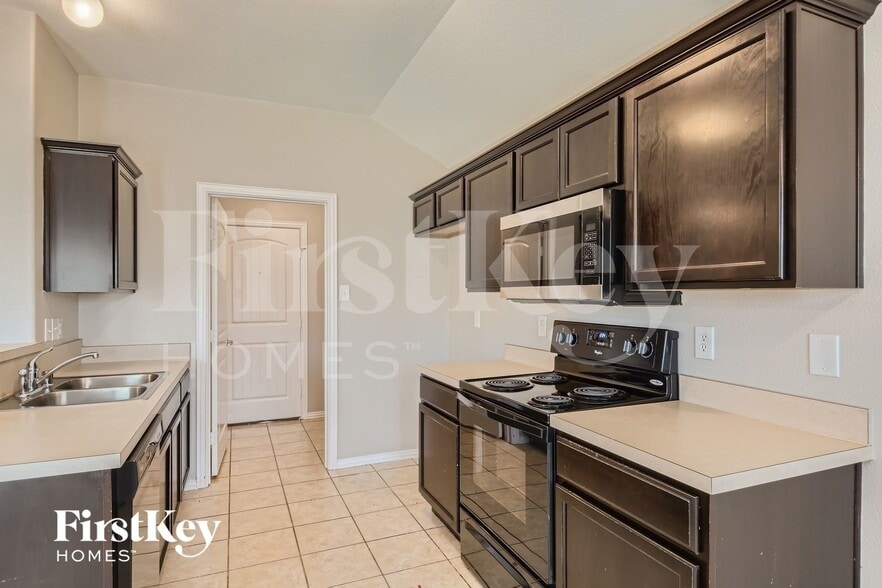 Building Photo - 1825 Ridgecrest Dr