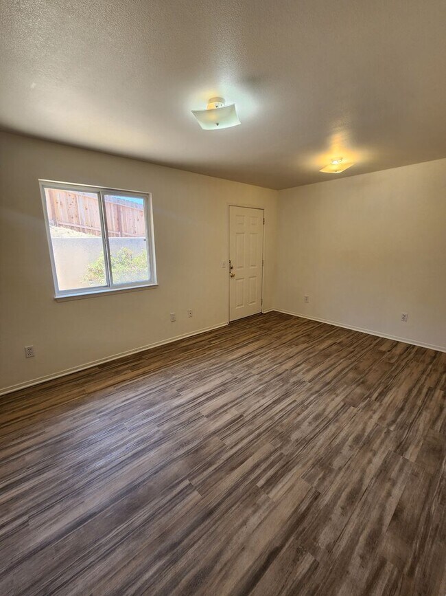 Building Photo - Charming 3 Bedroom Nipomo Home