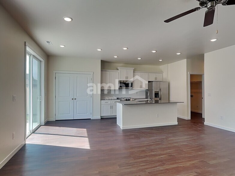 Building Photo - 1544 N Garnet Creek Ave