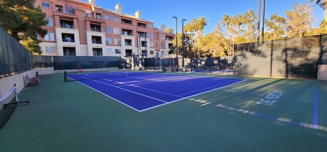 Building Photo - Fully furnished-full Sphere view