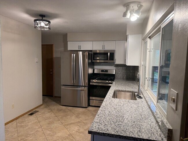 Building Photo - 3 Bedroom 3.5 Bathroom Home In Ballwin