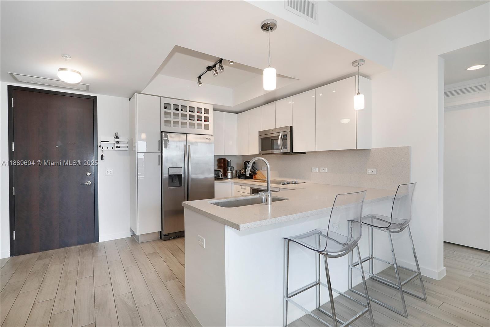 Building Photo - 999 SW 1st Ave