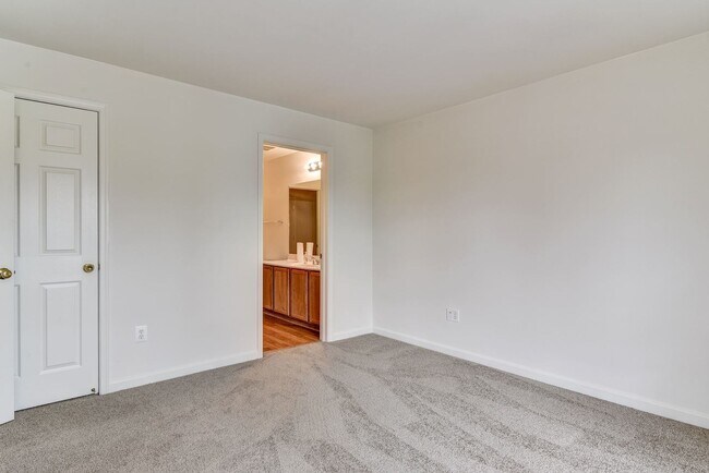Building Photo - 3 Bed 2 Bath - Germantown Condo - Washer/Dryer In Unit