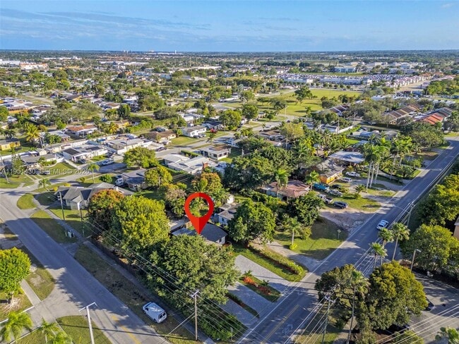 Building Photo - 1075 NE 12th Ave