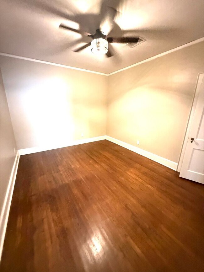 Building Photo - ** 4 Bed 3 Bath located in Old Cloverdale ** Call 334-366-9198 to schedule a self-tour