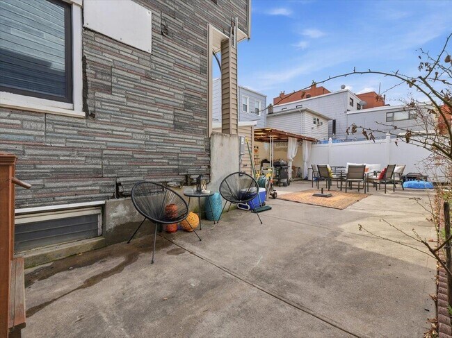 Building Photo - 207 19th St