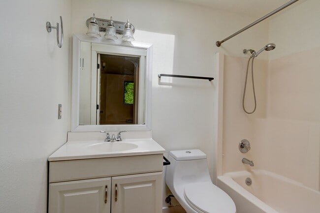 Building Photo - 3 Bedroom/2.5 bathroom townhouse centrally located Oak Harbor