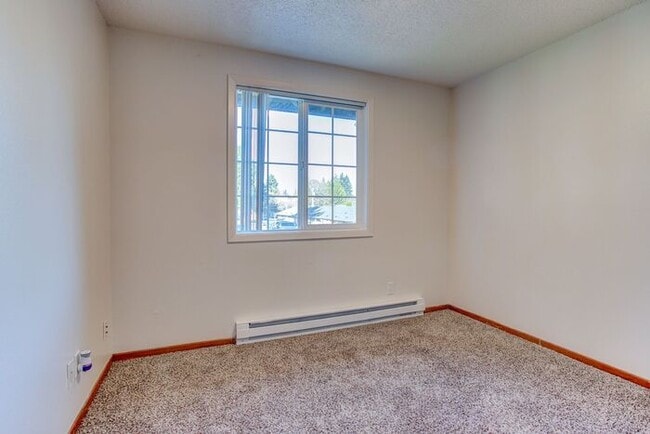 Building Photo - 3 bedroom 2 bath townhouse downtown Hillsboro!