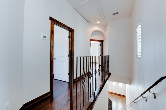 Building Photo - 905 W 22nd St