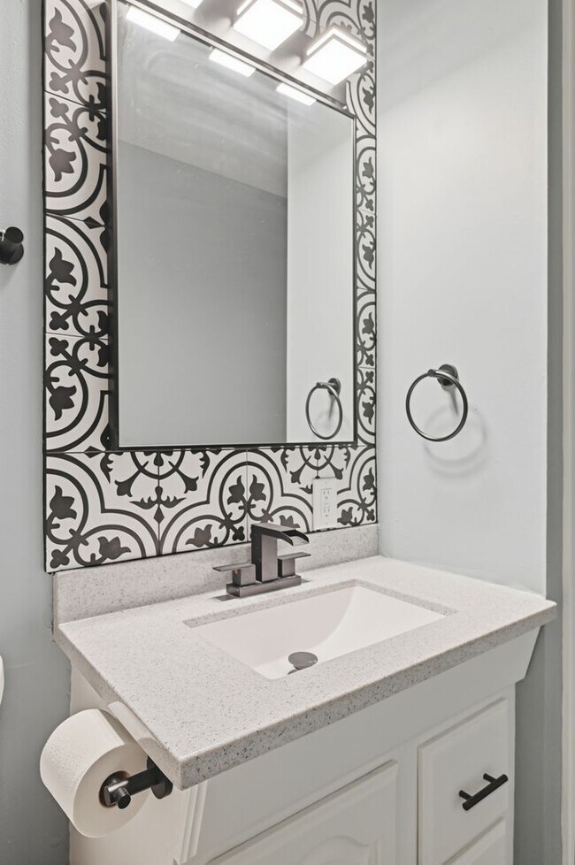 Building Photo - Fully remodeled 4 bed charmer