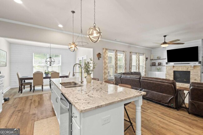 Building Photo - 2121 Charmond Dr