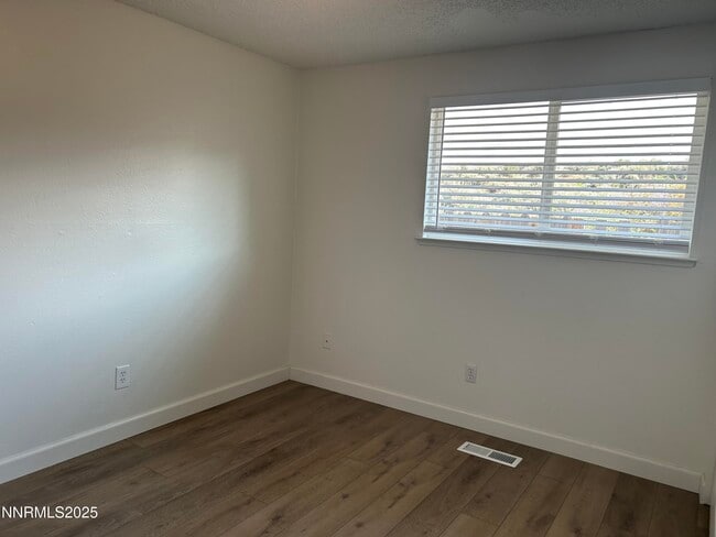 Building Photo - 6780 Peppermint Dr