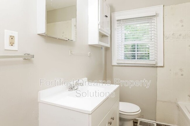 Building Photo - 726 W 25 1/2 St