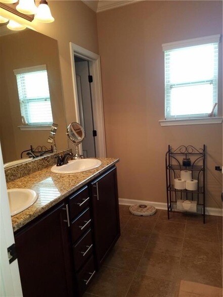 Building Photo - 652 Fairfield Loop