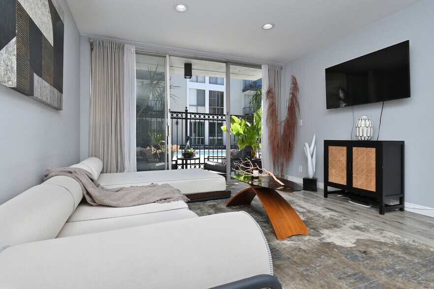 Building Photo - 1351 N Crescent Heights Blvd