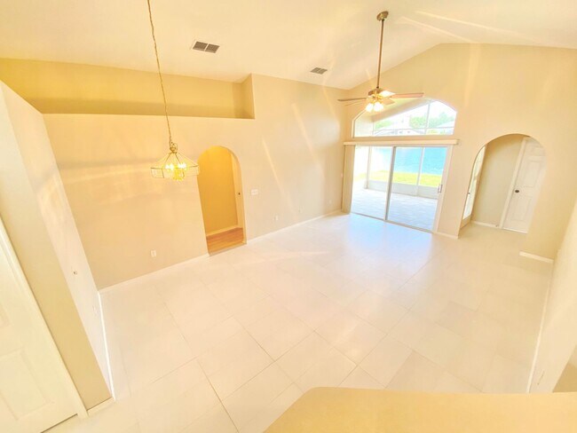 Building Photo - Beautiful Home with Water View in Waterford Lakes!