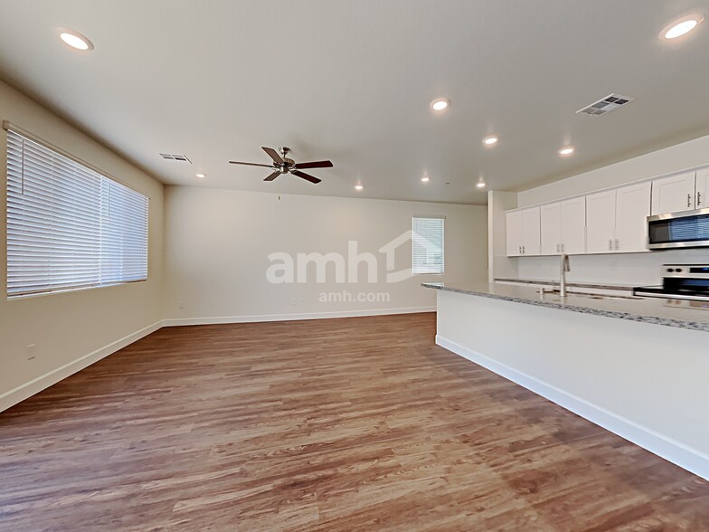 Building Photo - 5856 Vaes Dothrak St