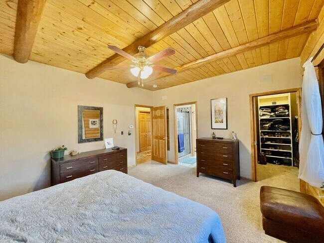 Building Photo - Large 3 bedroom home with gorgeous views i...