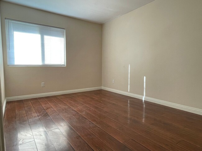 Building Photo - Adorable Oceanside Condo Ready Now!