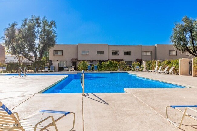 Building Photo - Great Location in Scottsdale!  2 bedroom, 1.5 bath, community pool
