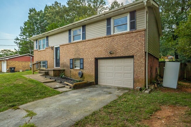 Building Photo - Spacious House in Hixson