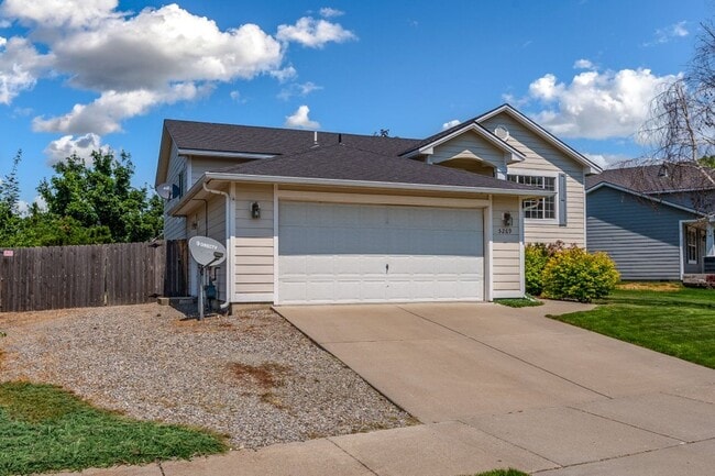 Building Photo - 5 bed 3 bath split level near State Line