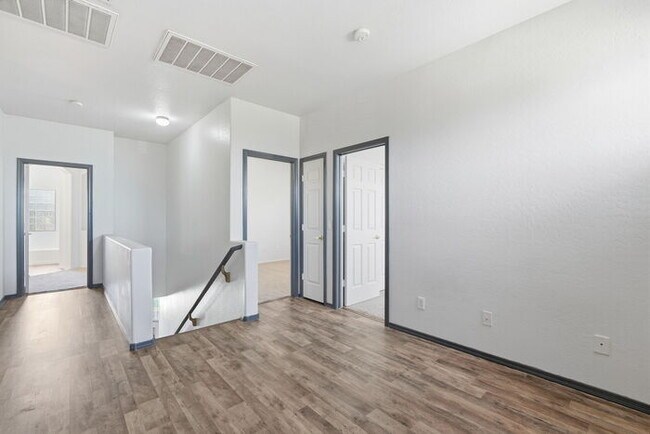 Building Photo - Moving in Special on OAC, 6bedroom 3bath Sparkling pool