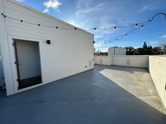 Building Photo - Newer Construction - Multi-Level Home with...